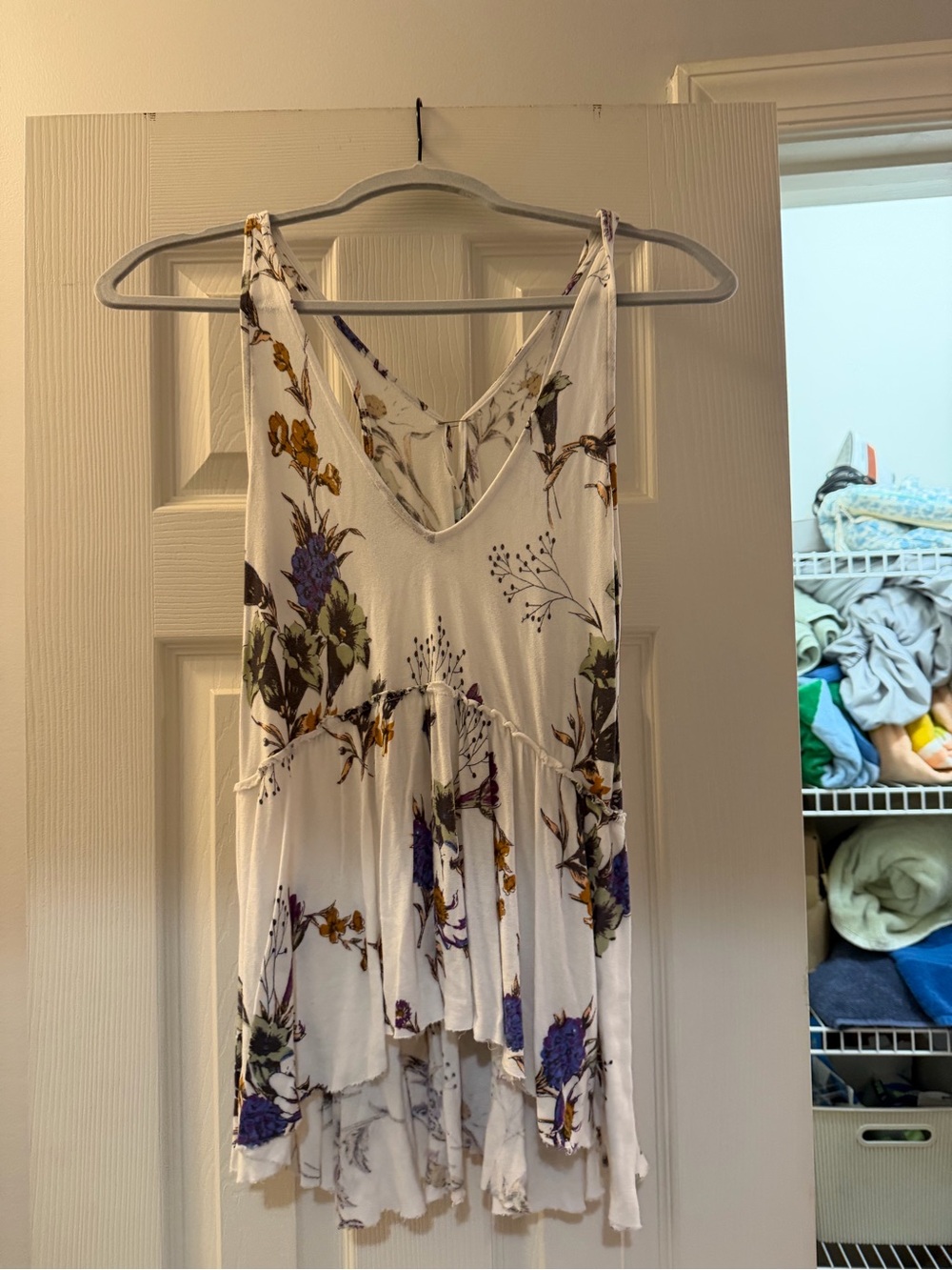 Womens White Floral Sleeveless V-Neck Tank Top